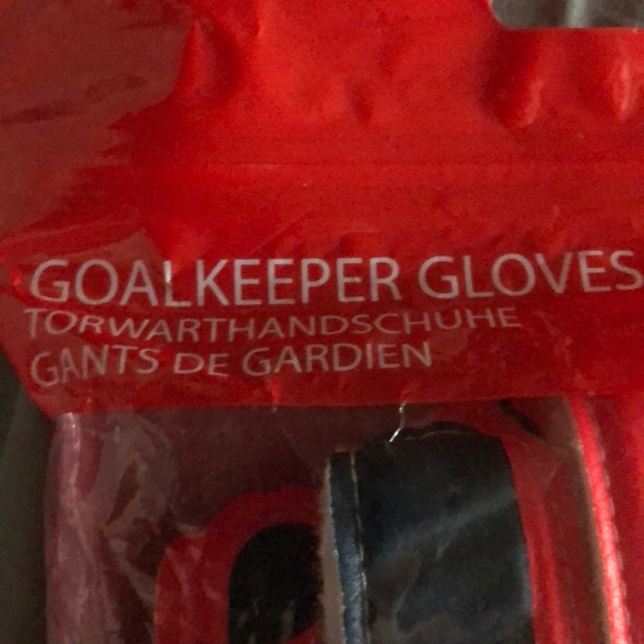 Size 8 Puma Goalkeeper Gloves - Picture 2 of 5